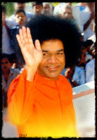 sri-sathya-sai-baba-blessing-the-crowd-of-devotees