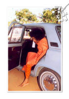 stepping out of His car - sri-sathya-sai-baba-coming-out-of-his-car