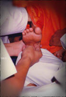 students-touching-swamis-lotus-feet
