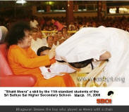 Sathya Sai Baba gifting a chain